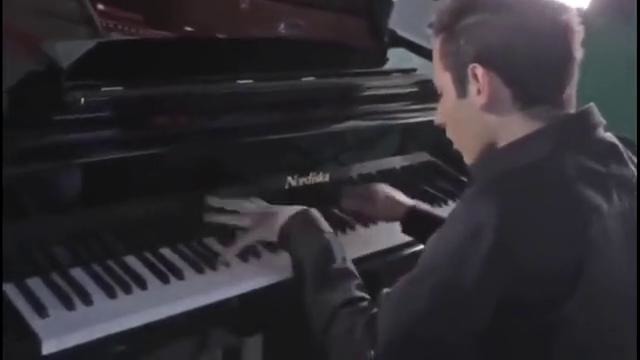 Классно играет на пианино