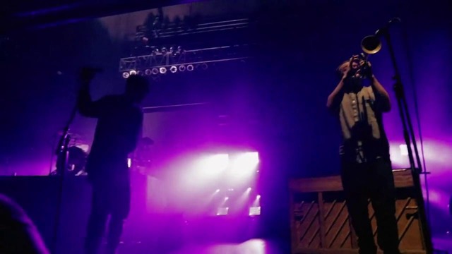 Twenty one pilots – Fall Away (feat. Dr. Blum of MisterWives) [Live]