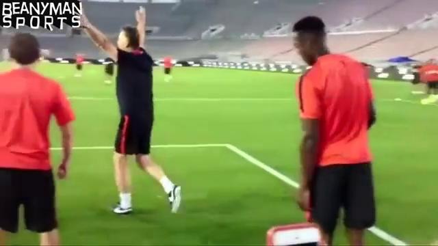 Луи ван Гал учит бить по воротам