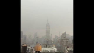Мощный удар молнии в Empire State Building в Нью-Йорке