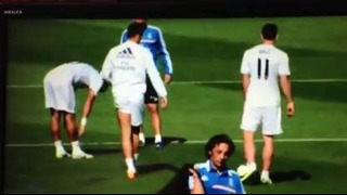 Ronaldo фолит на Bale 2 раза а тот проводит его в очко ))