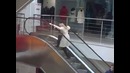 Девушка на эскалаторе. Ржач