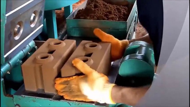 Производство кирпича из глины в Тайланде с помощью гидравлического ста