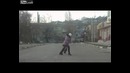 Сильный ветер сдувает женщину с ребенком