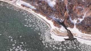 «Горячее озеро» Иссык-Куль покрылось льдом из-за аномальных морозов в Кыргызстане