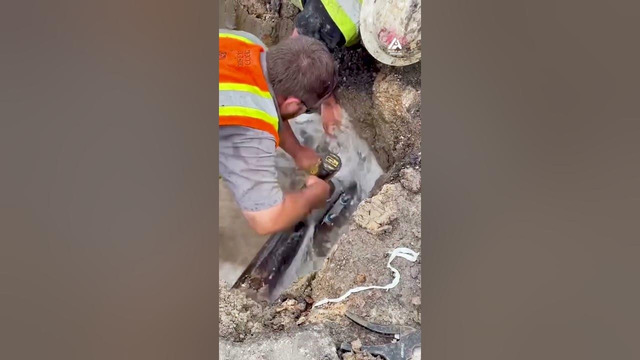 Workers Repair Water Lines | People Are Awesome