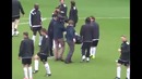 Футболисты Разогреваются перед игрой