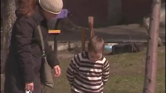 Замерзающий ребенок на остановке. Украина (социальный эксперимент)