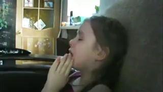 Девочка плачет смотря закрытие олимпиады в Сочи