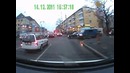 Выхватила ребенка из под колес автомобиля