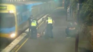 Офицеры спасли нетрезвую пассажирку за секунду до столкновения с поездом