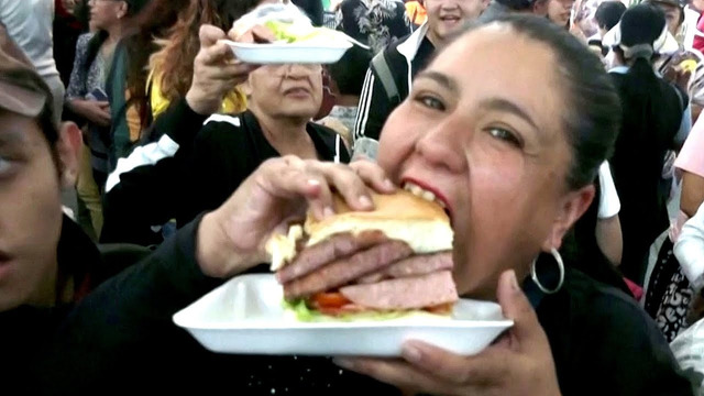 Самый длинный сэндвич-торту приготовили в Мехико