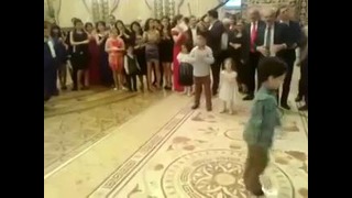 Мальчик танцует Лезгинку