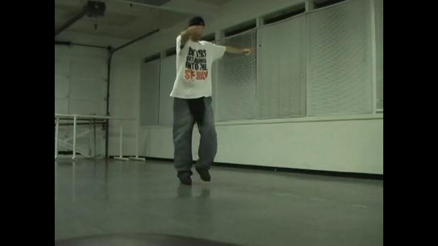 Парень неплохо танцует King-Tut