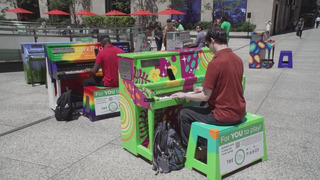 Дизайнерские пианино появились под открытым небом в Нью-Йорке