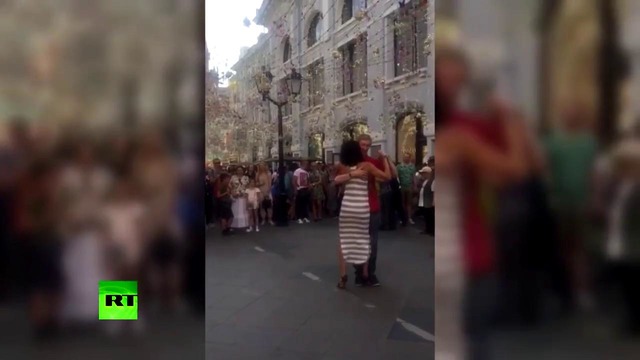 Не футболом единым: болельщики станцевали танго на Никольской