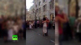 Не футболом единым: болельщики станцевали танго на Никольской