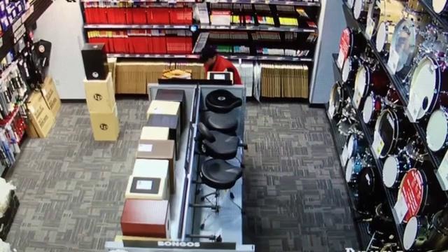 Парень украл из магазина гитару
