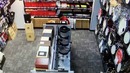 Парень украл из магазина гитару