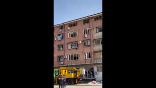 В домах у таможенного склада выбило окна во время взрыва в Ташкенте