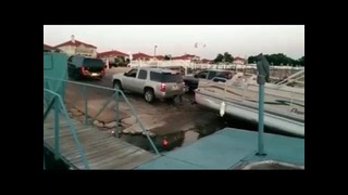 Неудачная попытка вытащить лодку из воды