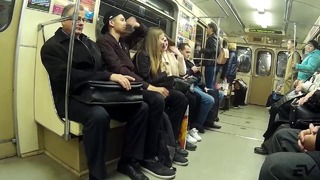Пранк. обнимаю людей в метро