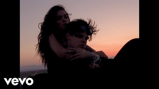 YUNGBLUD – Falling Skies (feat. Charlotte Lawrence)