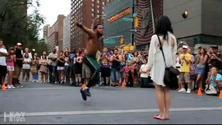 Уличное представление безумных акробатов в Нью-Йорке