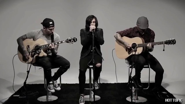 Sleeping With Sirens – The Strays (Acoustic at Hot Sessions)