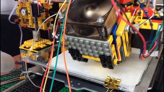 Из LEGO собрали печатающий шоколадом 3D-принтер
