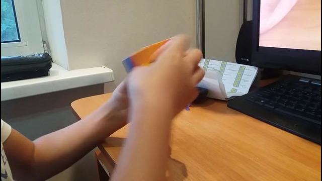Мой друг собирает Кубик Рубика