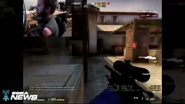 Человек без рук играет в Counter Strike