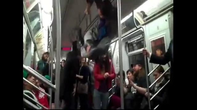 Девочка показывает классные трюки в метро