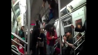 Девочка показывает классные трюки в метро