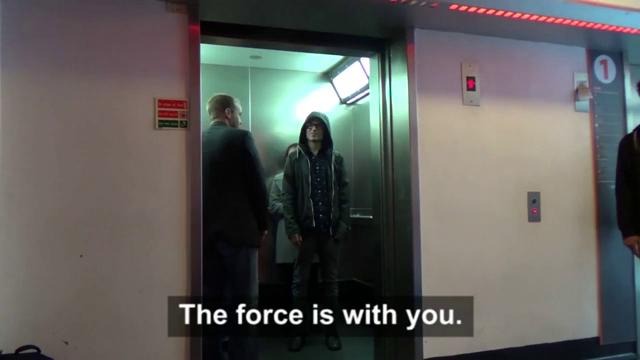 Джедай мешает отправке лифта – люди в шоке