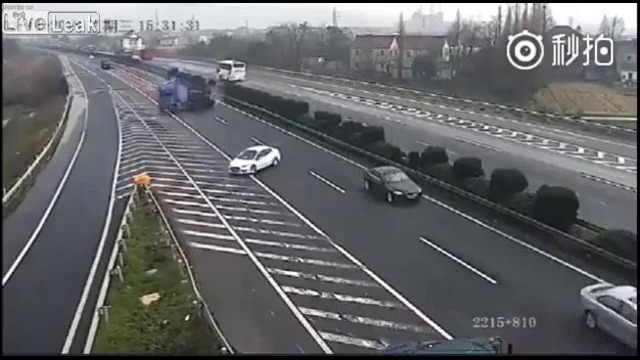 Водитель, пропустивший свой поворот, спровоцировал две аварии