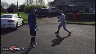 Конор МакГрегор отрабатывает навыки бокса во дворе