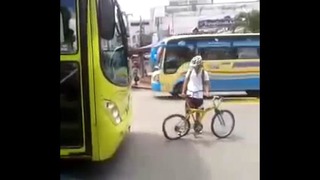Велосипедист против автобуса