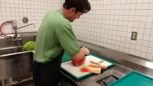 Как разделать арбуз за 20 секунд