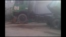 Мусоросборачная машина разгрузила мусор