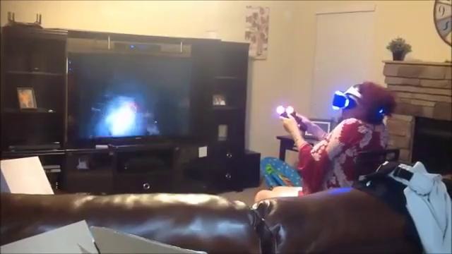 Бабушка познакомилась с виртуальной реальностью