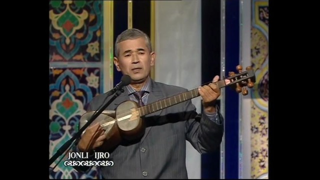 O’zbekistonda xizmat ko’rsatgan artist Erkin Qaytarov kuylaydi 2