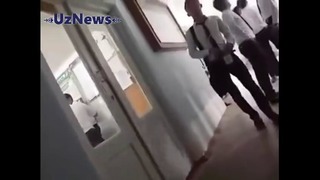 В Узбекистане школьники записали на видео жестокое избиение одноклассника преподават