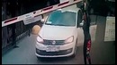 Если шлагбаум не открылся сам, ему нужно "помочь"