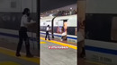 Хотела «придержать» поезд в метро и вот, что получилось! | Новостничок