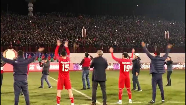 Андрей Канчельскис празднует победу с фанатами "Навбахора"