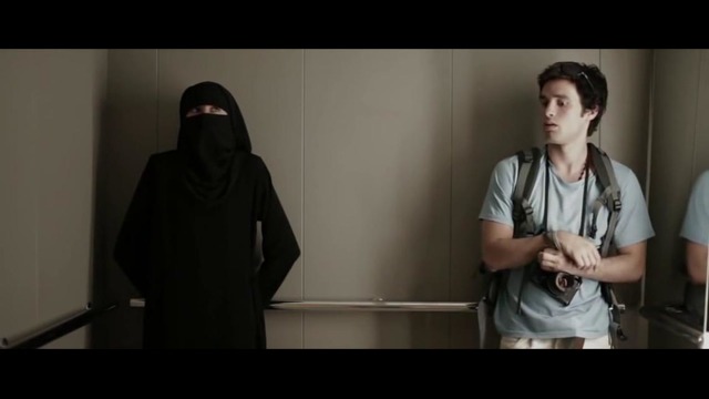 Мусульманка и парень в лифте