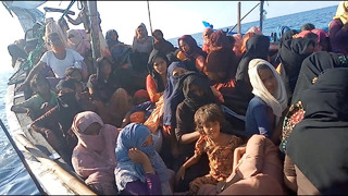 Беженцы рохинджа на ветхой лодке переплыли из Бангладеш в Индонезию