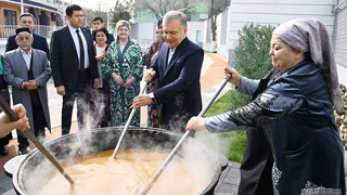 Шавкат Мирзиёев пообщался с жителями махалли в Яккасарайском районе Ташкента
