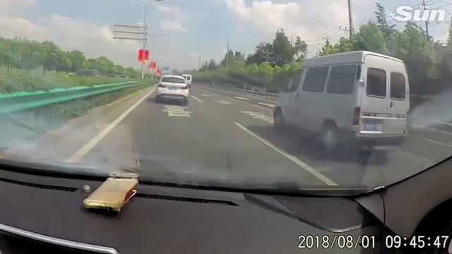 Взорвавшийся iPhone заставил женщину бросить машину прямо на шоссе